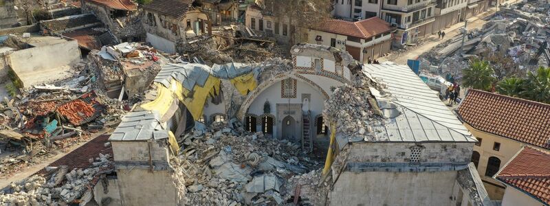 Die Überreste einer Moschee, die bei dem Erdbeben in Antakya eingestürzt ist. - Foto: Hussein Malla/AP/dpa