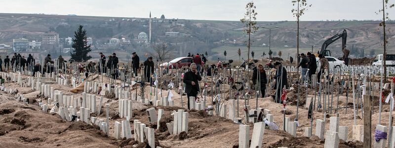 In Adiyaman werden die Opfer der Beben begraben. - Foto: Onur Dogman/SOPA Images via ZUMA Press Wire/dpa