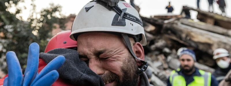 Ein Vater weint vor Freude, nachdem seine siebenjährige Tochter in Adana nach vier Tagen aus einem eingestürzten Gebäude befreit wurde. - Foto: Svet Jacqueline/ZUMA Press Wire/dpa