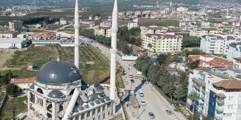 Von Trümmern geräumte Flächen in der Innenstadt von Antakya. - Foto: Boris Roessler/dpa