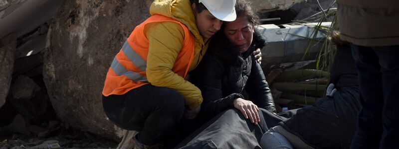 Eine Mutter beklagt den Tod ihres Kindes, das aus den Trümmern nach dem verheerenden Erdbeben geborgen wurde. - Foto: Carol Guzy/ZUMA Press Wire/dpa