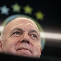 DFB-Präsident Bernd Neuendorf denkt «perspektivisch» an eine Männer-WM in Deutschland - Foto: Sebastian Gollnow/dpa