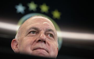 Präsident Bernd Neuendorf und der DFB geraten unter Druck. Archivbild) - Foto: Sebastian Gollnow/dpa