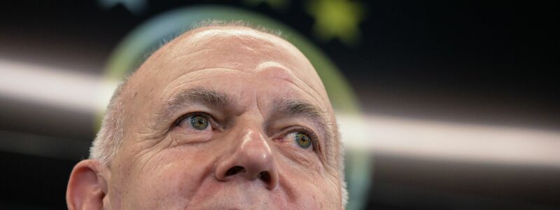 Präsident Bernd Neuendorf und der DFB geraten unter Druck. Archivbild) - Foto: Sebastian Gollnow/dpa