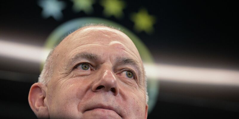 DFB-Präsident Bernd Neuendorf denkt «perspektivisch» an eine Männer-WM in Deutschland - Foto: Sebastian Gollnow/dpa