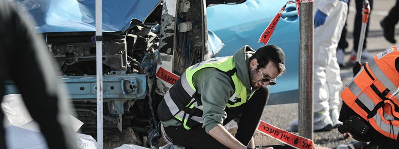 Israelische Rettungskräfte an dem Tatort, wo ein Fahrzeug in eine Menschenmenge an einer Bushaltestelle in der Nähe einer israelischen Siedlung in Ostjerusalem raste. - Foto: Ilia Yefimovich/dpa