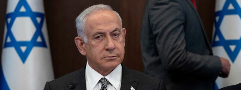 Benjamin Netanjahu (M), Ministerpräsident von Israel, kündigt einen «breit angelegten Einsatz» gegen palästinensische Attentäter vor. - Foto: Ohad Zwigenberg/POOL AP/dpa