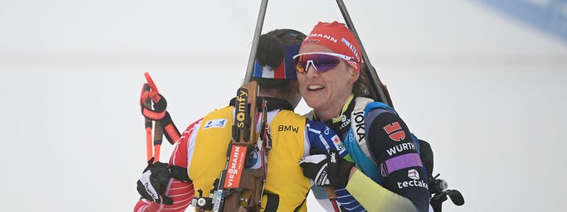 Siegerin Julia Simon (l) aus Frankreich und die Zweitplatzierte Denise Herrmann-Wick umarmen sich im Ziel. - Foto: Hendrik Schmidt/dpa