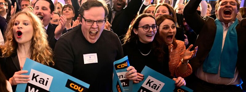 Freude bei Teilnehmern der CDU-Wahlparty im Konrad-Adenauer-Haus in Berlin. - Foto: Fabian Sommer/dpa