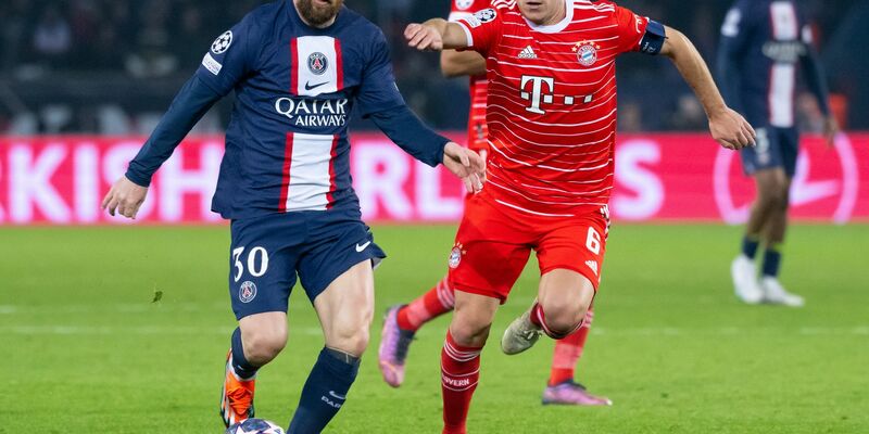 Manuel Neuer (r) nimmt seinen Weggefährten Thomas Müller nach dem letzten Spiel für den FC Bayern in den Arm.  - Foto: Sven Hoppe/dpa