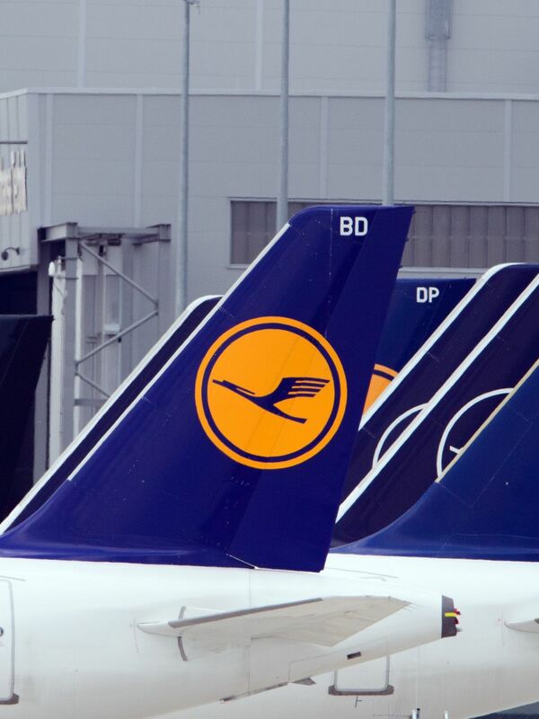 Mit dem Slogan «Fly more sustainably» warb Lufthansa in Großbritannien ...