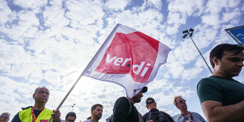 Verdi fordert unter anderem 2,80 Euro mehr Lohn pro Stunde und höhere Funktionszulagen. - Foto: Frank Rumpenhorst/dpa