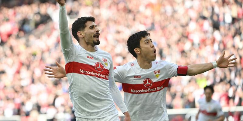 Stuttgarts Josha Vagnoman (M) versucht sich gegen die Kölner Julian Chabot (l) und Eric Martel durchzusetzen. - Foto: Marijan Murat/dpa