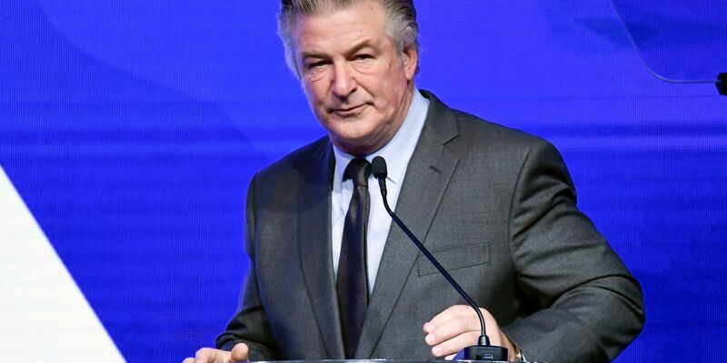 Eine Grand Jury untersucht in den USA, ob Anklage gegen den Schauspieler Alec Baldwin erhoben werden soll. - Foto: Evan Agostini/Invision/AP/dpa