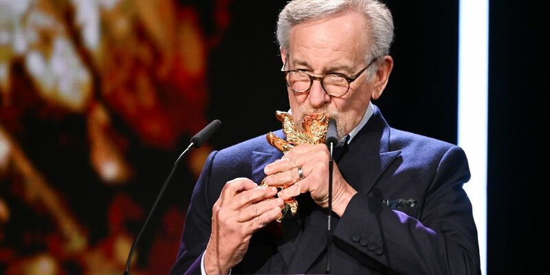 US-Regisseur Steven Spielberg freut sich über die Auszeichnung mit dem Goldenen Ehrenbären der Berlinale. - Foto: Jens Kalaene/dpa