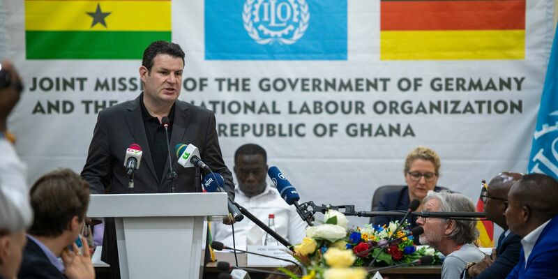 «Man kann es nicht bei Verbrauchern allein abladen, sondern es ist eine staatliche und eine Unternehmensverantwortung», sagt Bundesarbeitsminister Hubertus Heil (SPD). - Foto: Christophe Gateau/dpa