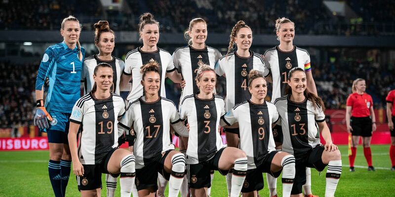 Die deutschen Spielerinnen vor der Partie gegen Schweden. - Foto: Fabian Strauch/dpa