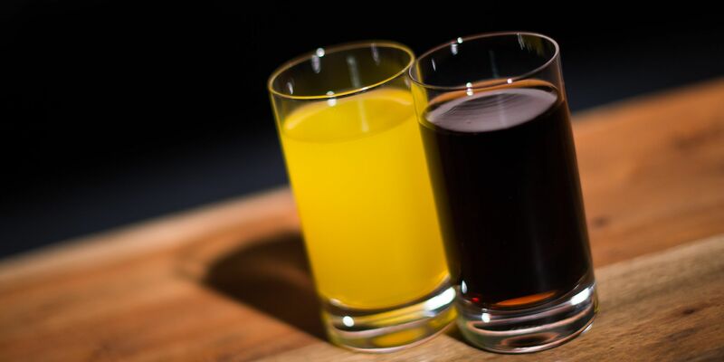 Im vergangenen Jahr haben Menschen in Deutschland pro Kopf 124,9 Liter Erfrischungsgetränke getrunken. - Foto: Lukas Schulze/dpa