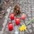 Kerzen und Blumen stehen unweit der Stelle, an der das verletzte Mädchen gefunden wurde. Trotz Reanimation verstarb es. - Foto: Paul Zinken/dpa