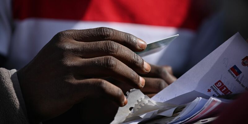 Eine Person lässt sich in Mexiko auf eine Liste setzen, um dadurch Infos über die Beantragung von Asyl in den USA zu erhalten. - Foto: Carlos A. Moreno/ZUMA/dpa