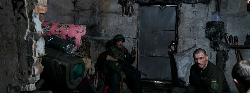 Ukrainische Soldaten ruhen sich in einem Unterstand in Bachmut aus. - Foto: -/Libkos/AP/dpa