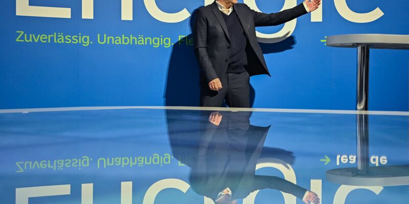 Robert Habeck besuchte vier Standorte in der Lausitz, um sich über verschiedene Maßnahmen der Transformation in der Tagebauregion zu informieren. - Foto: Patrick Pleul/dpa