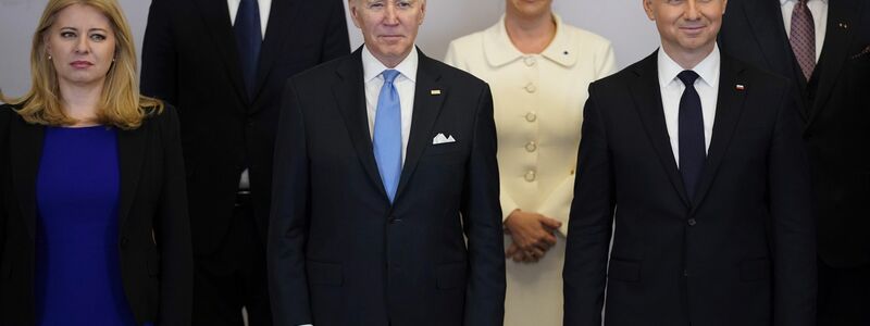 US-Präsident Biden (3.v.l.) mit Staats- und Regierungschefs der östlichen Nato-Partner sowie Nato-Generalsekretär Stoltenberg (2.v.l.). - Foto: Evan Vucci/AP/dpa
