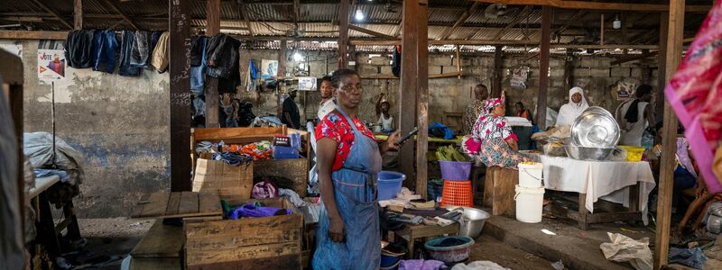 Menschen arbeiten auf dem Kantamanto-Markt in Accra. Für viele ist der Secondhand-Textilmarkt die Lebensgrundlage. - Foto: Christophe Gateau/dpa