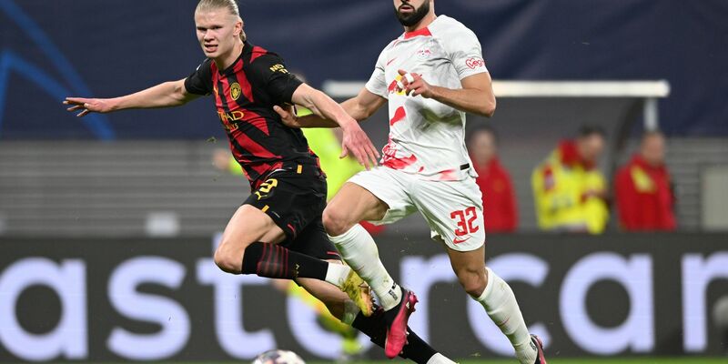 Man-City-Stürmer Erling Haaland (l) im Zweikampf mit Josko Gvardiol. - Foto: Hendrik Schmidt/dpa