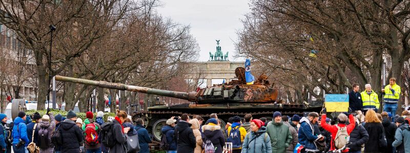 Zeichen des Protests: Ein in der Ukraine zerstörter russischer Panzer wird temporär vor der russischen Botschaft in Berlin ausgestellt. - Foto: Carsten Koall/dpa