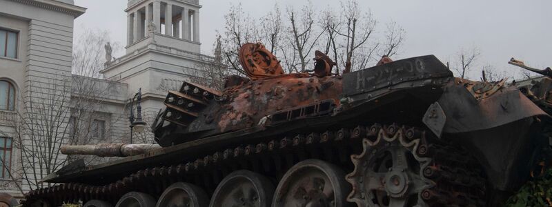 Den Initiatoren der Aktion zufolge ist der Panzer am 31. März beim Angriff der russischen Armee auf Kiew auf eine Mine gefahren und durch die Explosion zerstört worden. - Foto: Paul Zinken/dpa