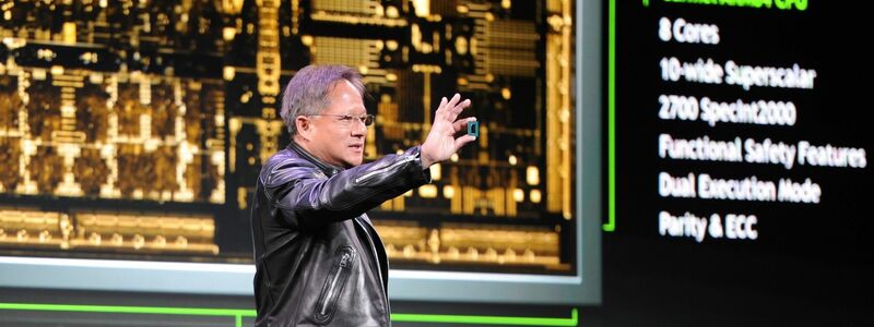 Nvidia-Chef Jensen Huang zeigt auf der hauseigenen Entwicklerkonferenz GTC den neuen KI-Chip Blackwell. - Foto: Andrej Sokolow/dpa
