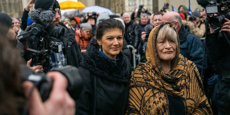 Schon im Februar 2023 meldeten sich Sahra Wagenknecht und Alice Schwarzer gemeinsam mit einem «Manifest für Frieden», jetzt unterstützen sie einen neuen Vorstoß für einen Waffenstillstand in der Ukraine. (Archivbild) - Foto: Christophe Gateau/dpa