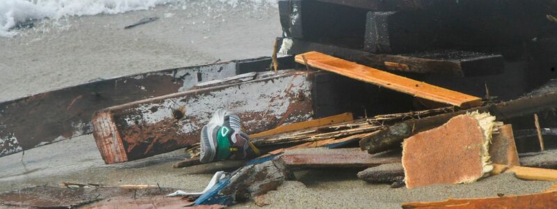 Das Wrack des gekenterten Bootes an eiem Strand bei Cutro. Bei dem Bootsunglück sind mehrere Menschen ums Leben gekommen. - Foto: Giuseppe Pipita/AP/dpa
