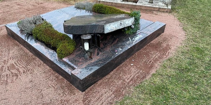 POL-MA: Weinheim/Rhein-Neckar-Kreis: Fehlender Grabstein - Wer kann Hinweise geben? - Foto: presseportal.de