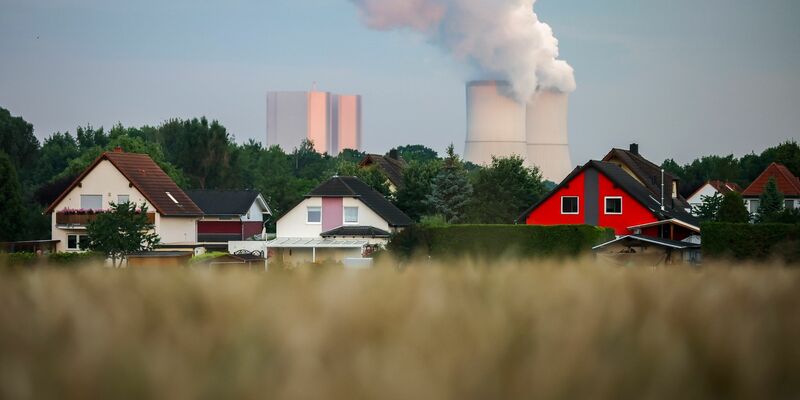 Qualmender Industrieschlot. Die Grünen wollen weiter möglichst schnell raus aus fossilen Energieträgern. In einigen wenigen Bereichen werde es aber auch in Zukunft Emissionen geben, die schwer oder unter Umständen gar nicht zu vermeiden seien, heißt es im Entwurf des Wahlprogramms. - Foto: Jan Woitas/dpa
