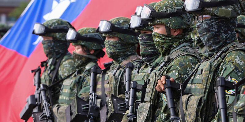 Soldaten aus Taiwan stehen im Januar 2023 Wache nach einer Bereitschaftsübung, bei der die Verteidigung gegen Pekings militärische Angriffe simuliert wurde. - Foto: Daniel Ceng/AP/dpa