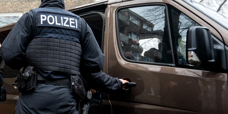 Ermittler der Polizei vor dem Wohnhaus der Unternehmerin Christina Block. - Foto: Daniel Bockwoldt/dpa