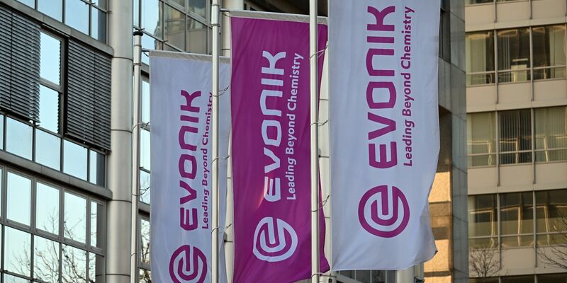 Der Chemiekonzern Evonik will Kosten senken. - Foto: Federico Gambarini/dpa