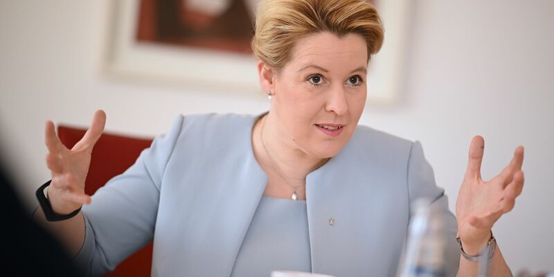 Die Berliner Senatorin für Wirtschaft, Energie und Betriebe, Franziska Giffey (SPD), ist bei einem tätlichen Angriff im Stadtteil Rudow leicht verletzt und danach im Krankenhaus behandelt worden. - Foto: Britta Pedersen/dpa