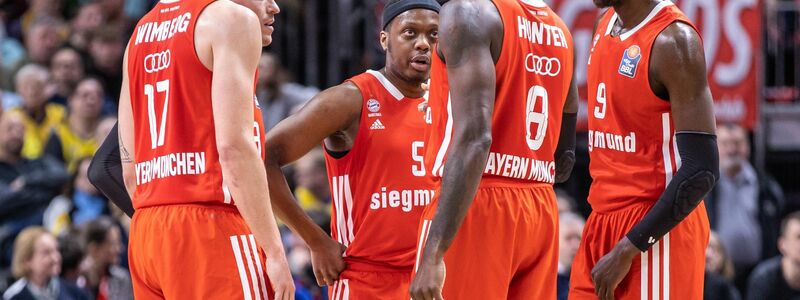 Team von Bayern München bespricht sich auf dem Court. - Foto: Andreas Gora/dpa