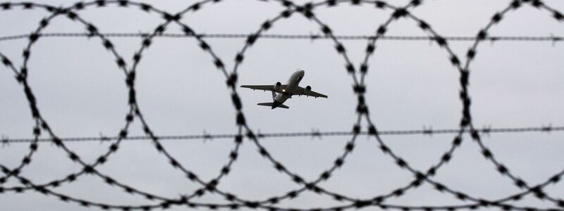 Abschiebungen per Flugzeug aus Deutschland gibt es per Sammelcharter oder per Linienflug. Begleitet werden die Menschen, die Deutschland unter Zwang verlassen, in beiden Fällen von Beamtinnen und Beamten der Bundespolizei. (Archivbild) - Foto: Julian Stratenschulte/dpa