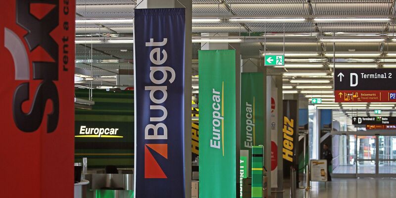 Viele Autoverleiher haben ihre Fahrzeugflotten nach der Corona-Pandemie wieder vergrößert. - Foto: Oliver Berg/dpa