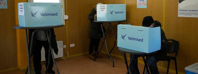 Menschen füllen ihre Stimmzettel in einem Wahllokal in Tallinn aus. - Foto: Sergei Grits/AP