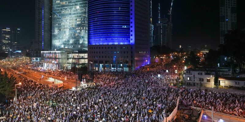 Israelis protestieren in Tel Aviv gegen die Regierung von Premierminister Netanjahu. - Foto: Tsafrir Abayov/AP/dpa