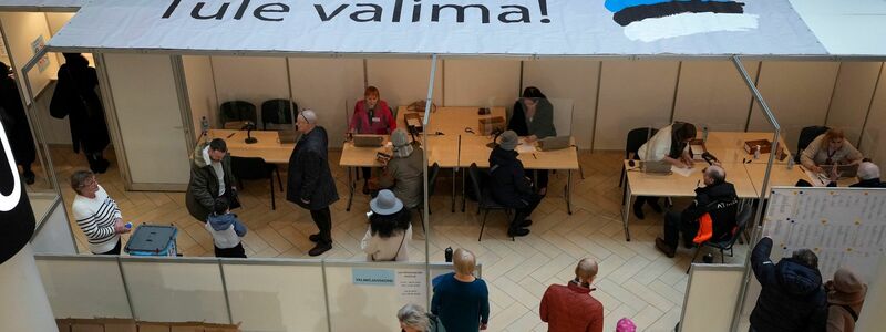 Die Wahlbeteiligung lag nach vorläufigen Angaben der Wahlkommission bei 63,7 Prozent. - Foto: Sergei Grits/AP/dpa