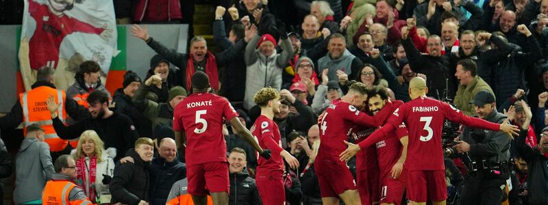 Der FC Liverpool mit Kapitän Virgil van Dijk (r) tat sich gegen Manchester United schwer. - Foto: Jon Super/AP/dpa