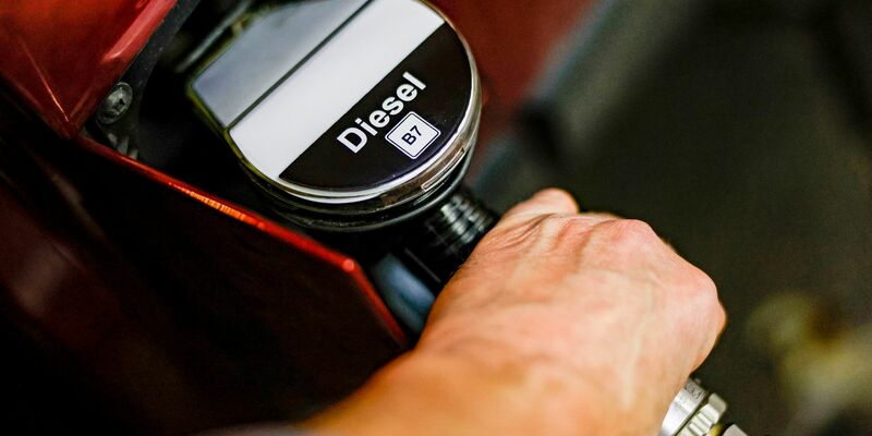 Teure Angelegenheit: Diesel kostete pro Liter im bundesweiten Durchschnitt des Dienstags 1,838 Euro. - Foto: Axel Heimken/dpa