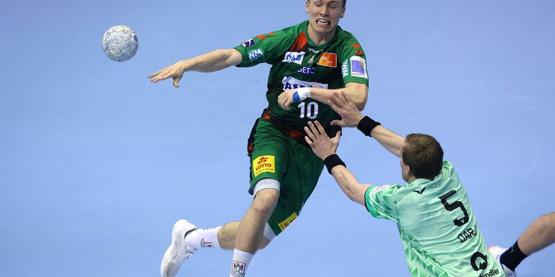 Gisli Kristjansson (l) und der SC Magdeburg setzten sich gegen die Füchse durch. - Foto: Ronny Hartmann/dpa