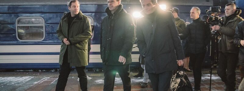 SPD-Parteichef Lars Klingbeil (l.) und SPD-Bundestags-Fraktionschef Rolf Mützenich (3.v.l.) bei ihrer Ankunft auf dem Bahnhof von Kiew. - Foto: Fionn Große/SPD/dpa